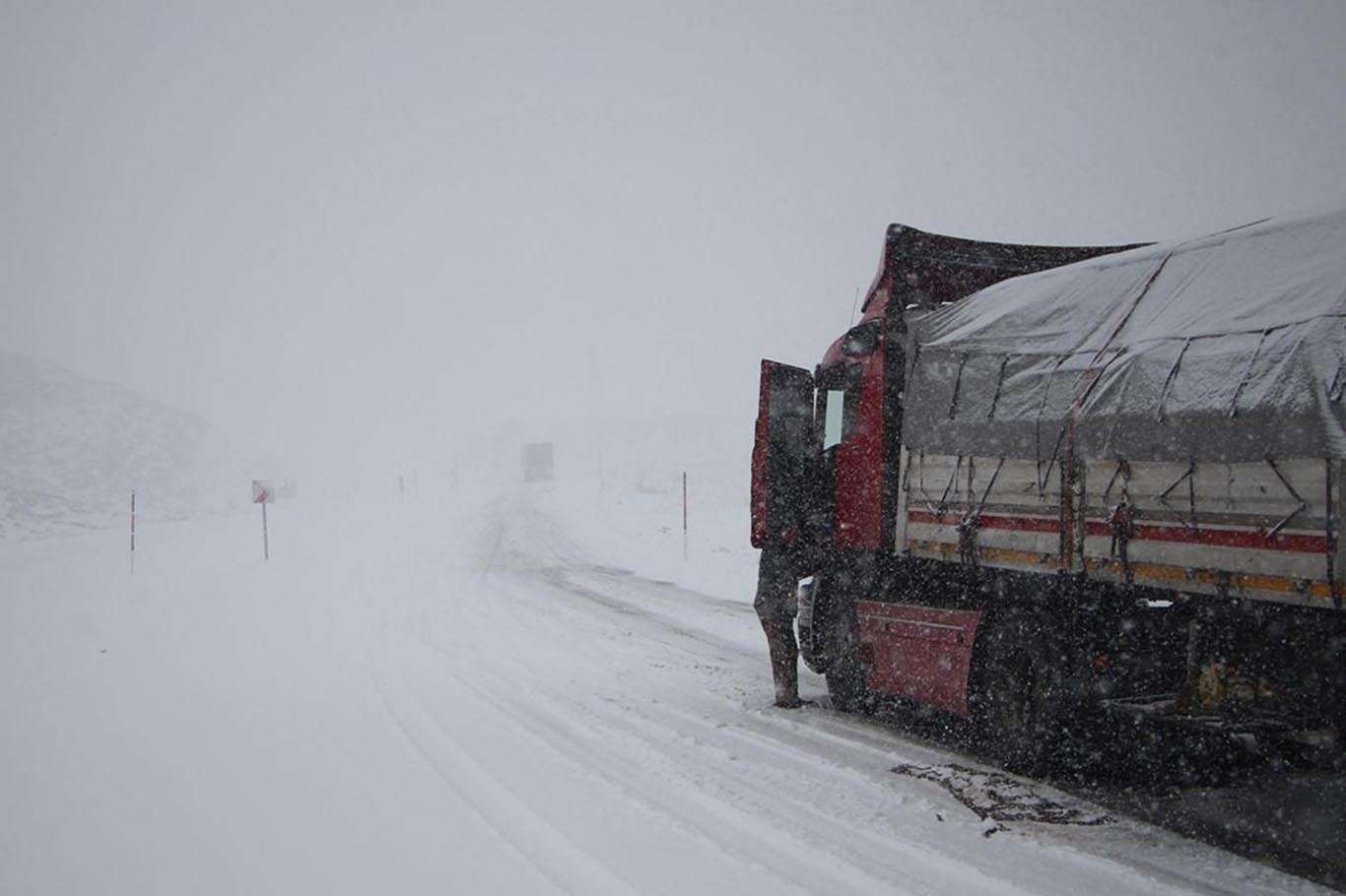 Kayseri-Develi kara yolu ulaşıma kapandı Kayseri-Develi kara yolu ulaşıma kapandı